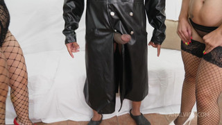 Две зрелые блондинки сосут черный член и жестко трахаются в попу